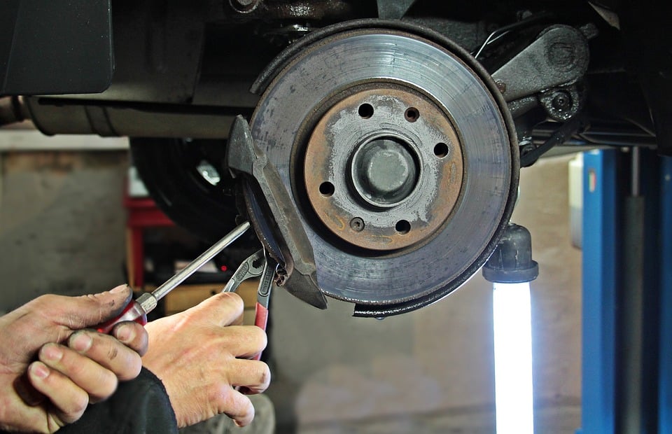 Mécanicien qui fait des réparations sur une voiture sans permis