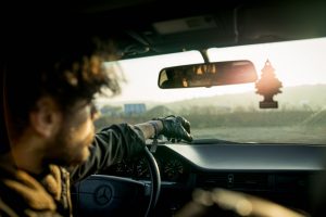 Jeune homme au volant